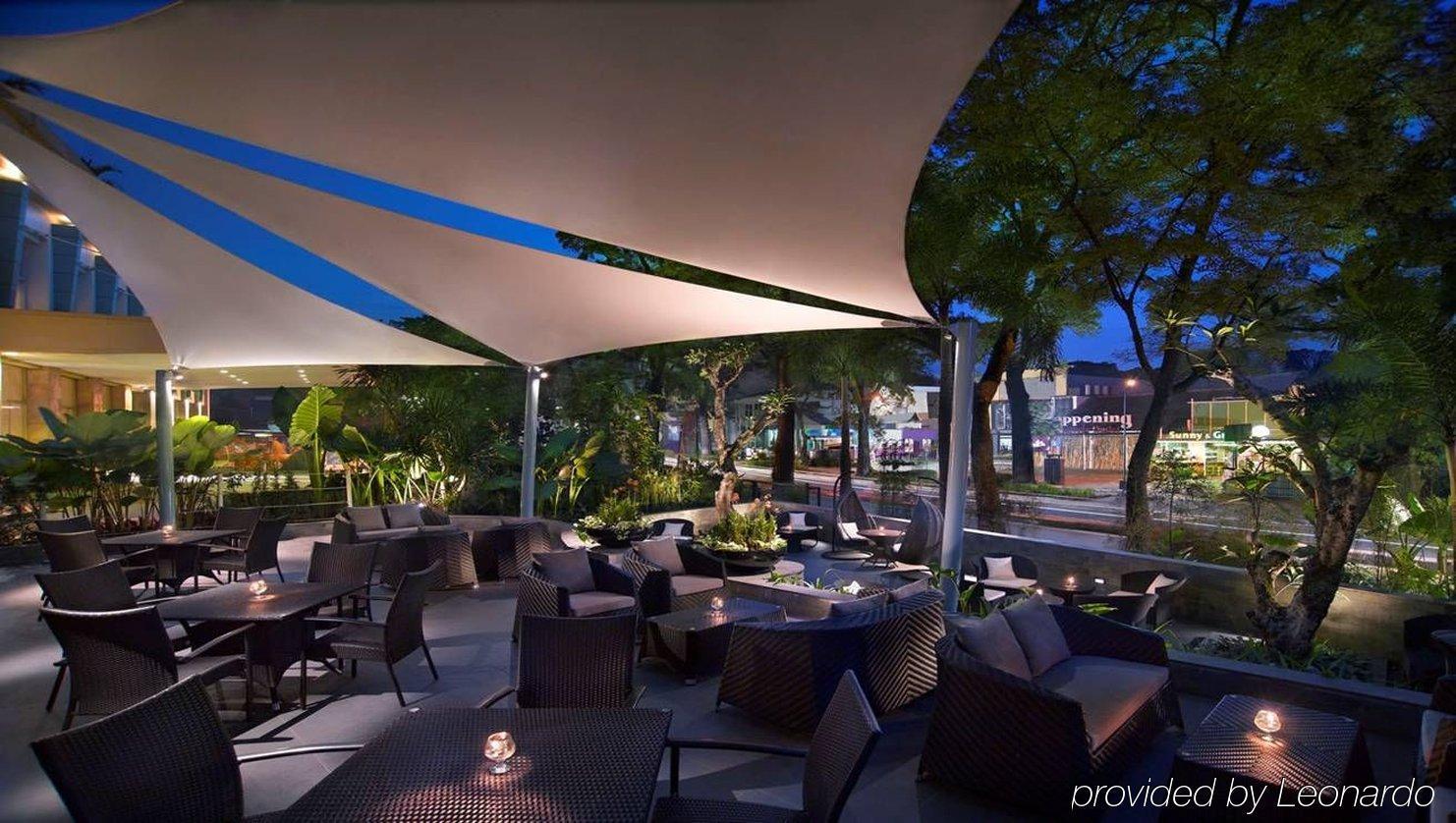 Courtyard By Marriott Bandung Dago Hotell Restaurant bilde
